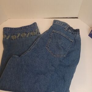JM Collection Capri Jeans Womens Size 12P Blue Embroidered Leg High Rise Stretch